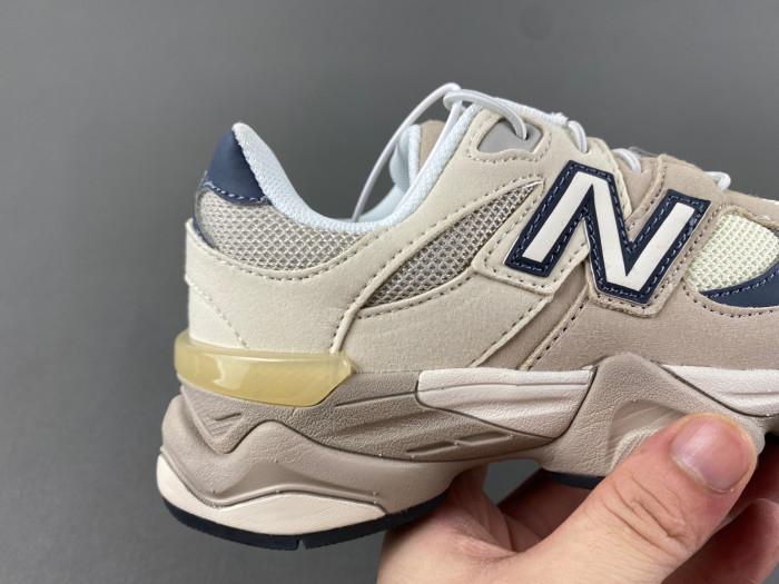 NEW BALANCE SNEAKER
