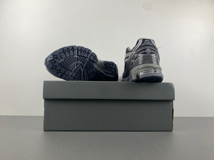 NEW BALANCE 1906R
