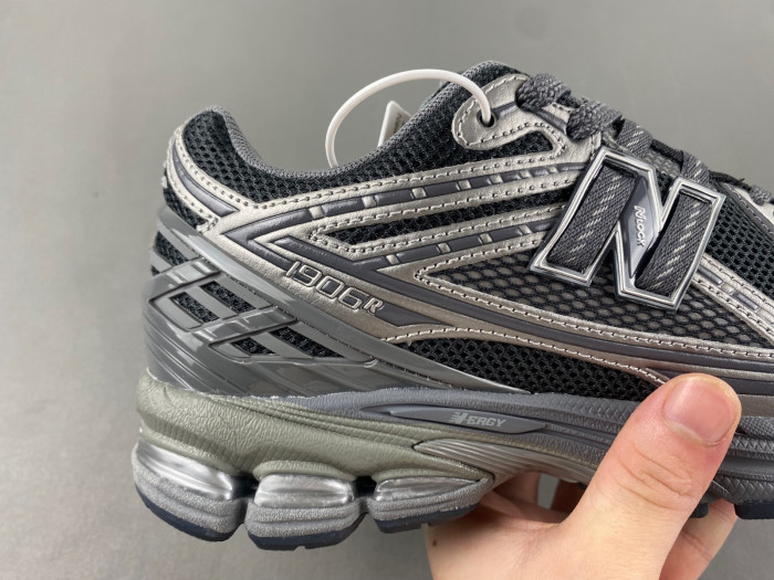 NEW BALANCE 1906R