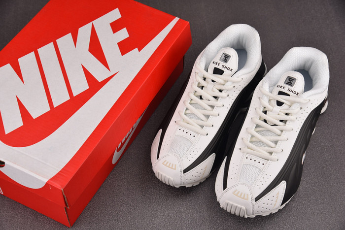NIKE Shox R4