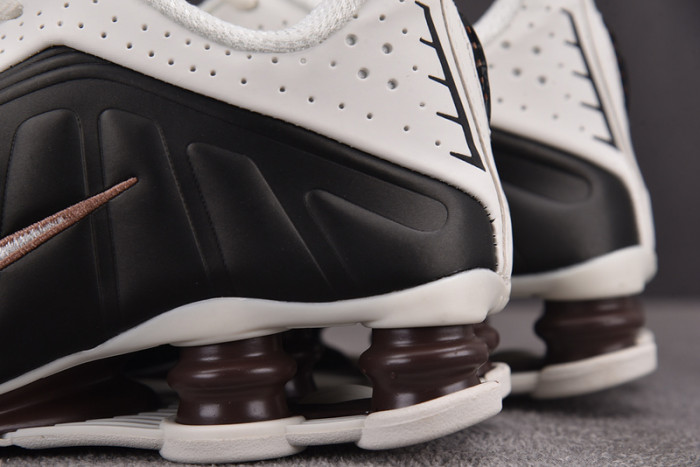 NIKE Shox R4
