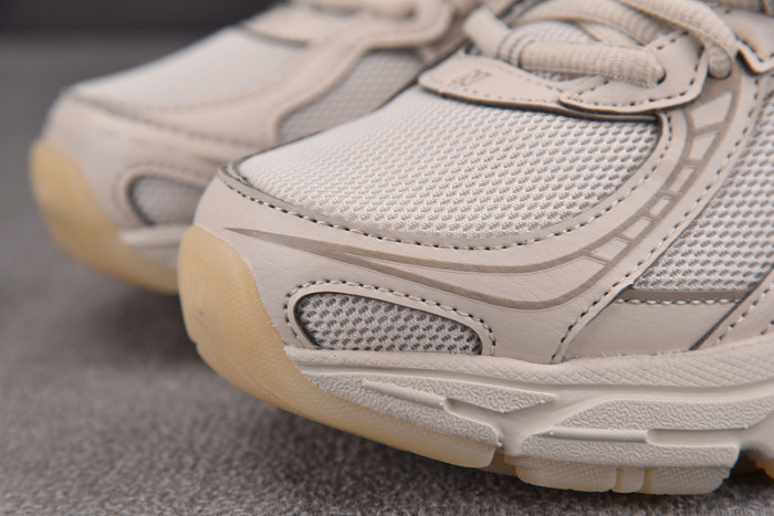 New Balance 740