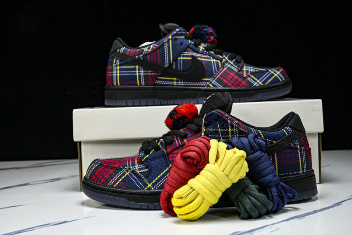 Nardwuar x Nike SB Dunk Low Pro II1493-600