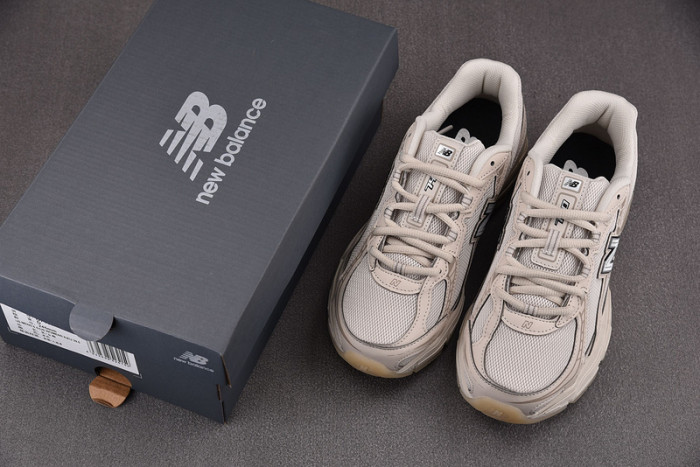 New Balance 740