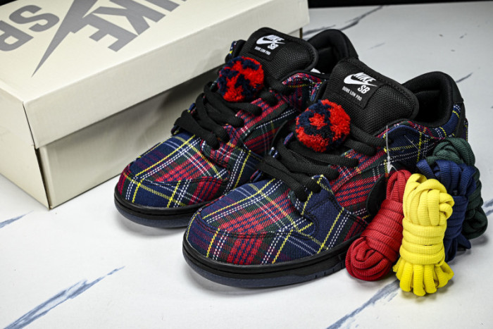 Nardwuar x Nike SB Dunk Low Pro II1493-600