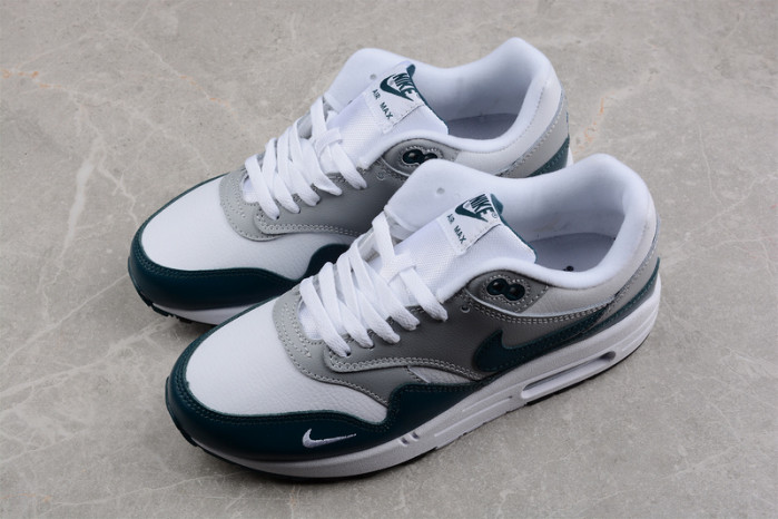 NIKE AIR MAX 1 LV8