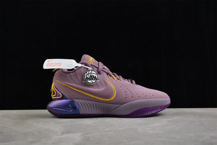 NIKE LeBron 21