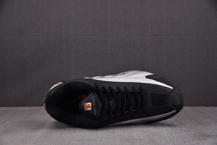 NIKE Shox R4