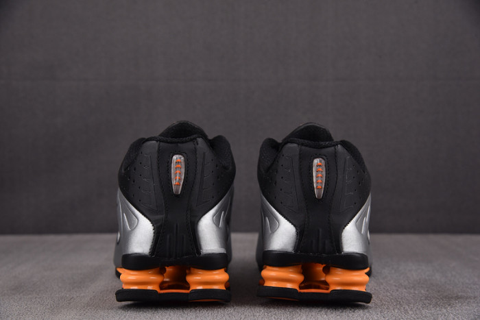 NIKE Shox R4