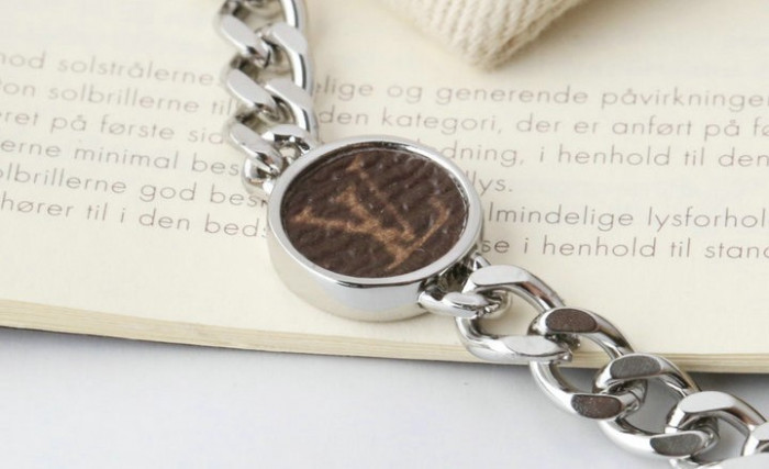 l0vis Vvtt0n lvbl0001